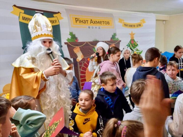 Фонд Ріната Ахметова провів новорічне свято дітям-маріупольцям у Запоріжжі