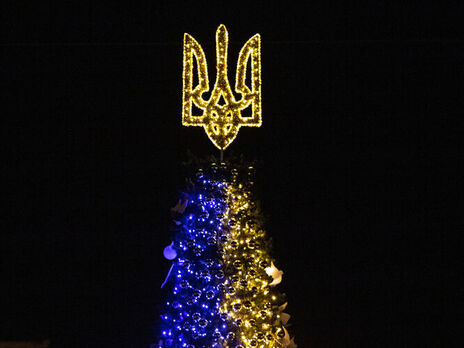 Праздник во время войны. Елки в городах Украины нарядили маскировочными сетками, противотанковыми ежами и осветили от генераторов. Фоторепортаж
