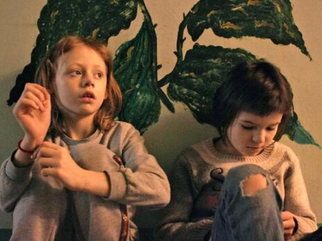 Фільм "Будинок зі скалок" розповідає про дітей зі складних сімей, які потрапили до притулку поруч із лінією воєнних дій