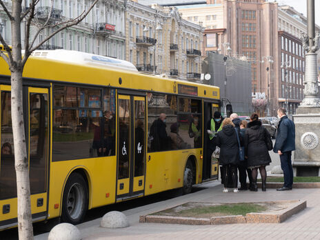 Замість трамваїв і тролейбусів на маршрути у Києві випустили додаткові автобуси