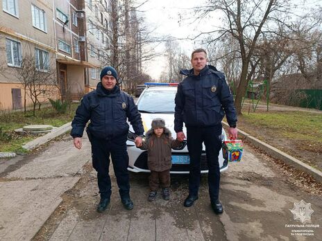 Полицейские показали ребенку свой автомобиль и оборудование