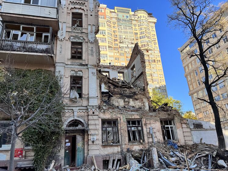 У Києві на Жилянській горів зруйнований російським дроном будинок. Мешканці домагаються його відновлення