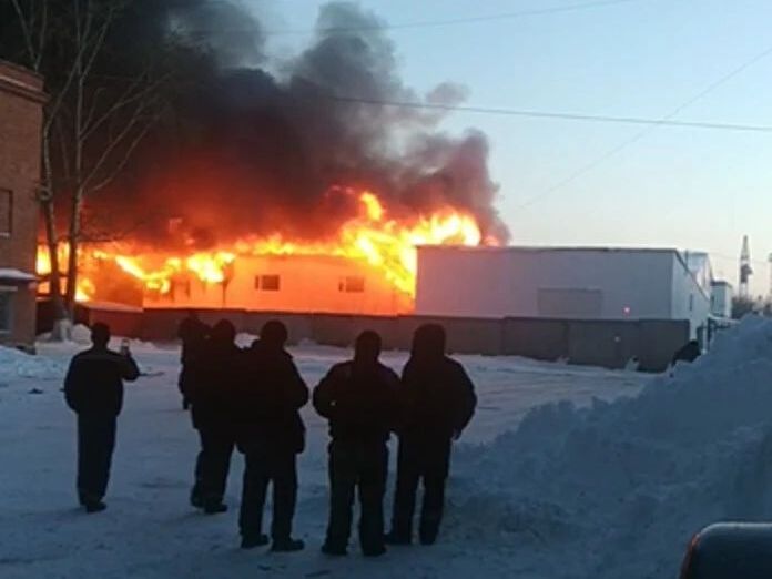 В российском Новосибирске произошел крупный пожар на складе