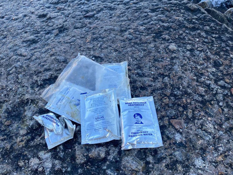 На пляж в Одессе вынесло пакеты с "водой питьевой аварийной". СМИ считают, что они могли быть на крейсере "Москва"