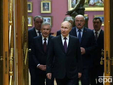Учасники саміту СНД (переважно Путін) стали героями мемів через вручення їм подарунків золотих перснів