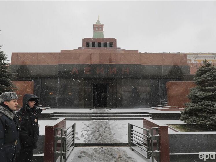Яценюк: Путін готує собі третє місце у мавзолеї