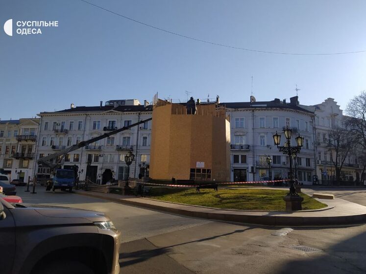 В Одессе начали демонтаж памятника Екатерине ІІ. Фото, видео
