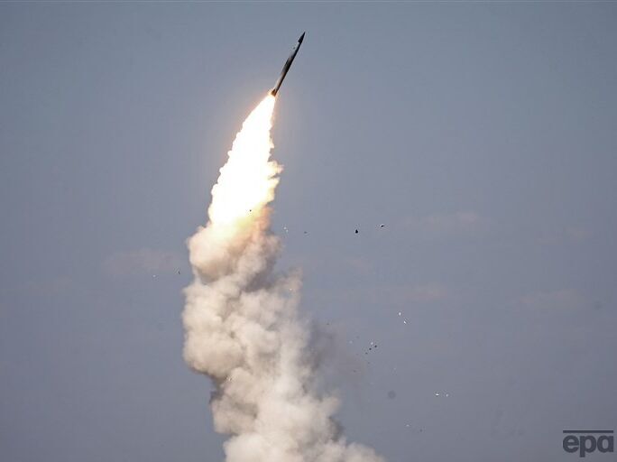 В Киеве и ряде областей работает ПВО, над Сумской областью сбили ракету &ndash; военные