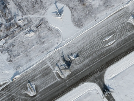Спутниковые снимки аэродрома в Энгельсе не показывают следы взрывов, но снижение активности на базе есть – расследователи