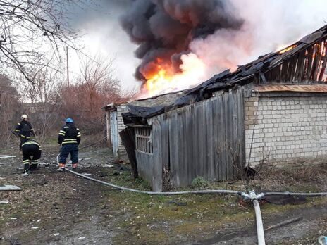 У Харківській області внаслідок обстрілів із боку російських військ виникли пожежі