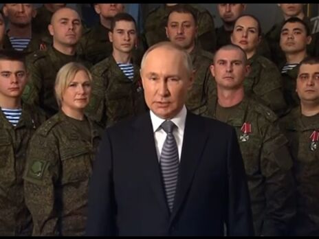 В 2022 году Путин записал новогоднее обращение к россиянам на фоне группы людей в военной форме