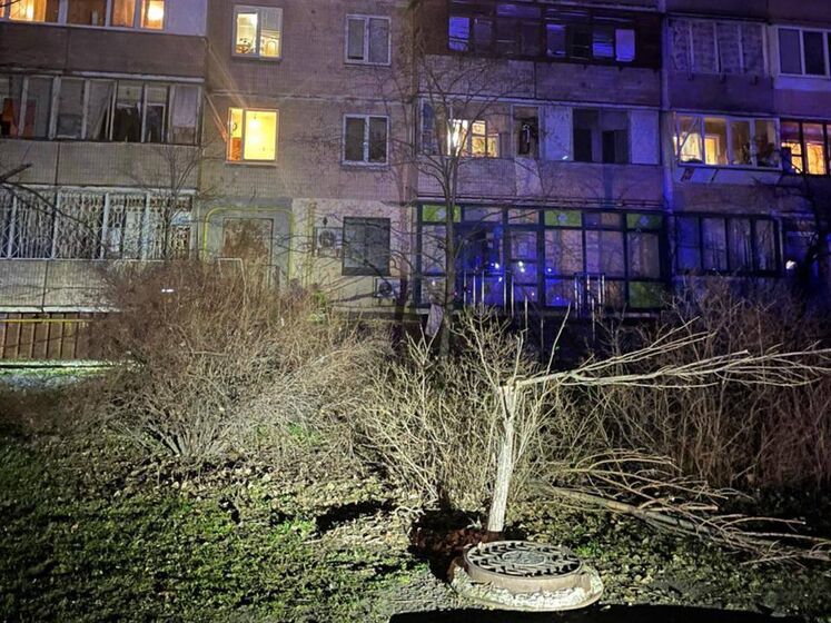 В Киеве обломки сбитого БПЛА оккупантов упали на проезжую часть дороги, ранение получил 19-летний житель. Повреждены окна многоэтажки