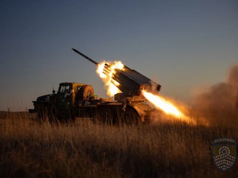 За прошлые сутки украинская артиллерия и ракетные войска поразили два пункта управления, пять районов сосредоточения живой силы и военной техники, склад боеприпасов и пункт управления БПЛА оккупантов