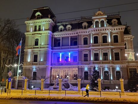 В посольство РФ в Риге доставили подозрительный сверток с веществом