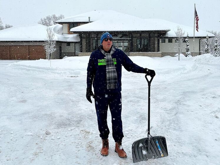 Бывший жених Лопес показал, как впервые убирает снег перед своим домом