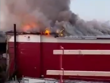 У Санкт-Петербурзі внаслідок сильної пожежі на підприємстві, яке торгує тракторами з Білорусі, загинуло двоє людей. Відео