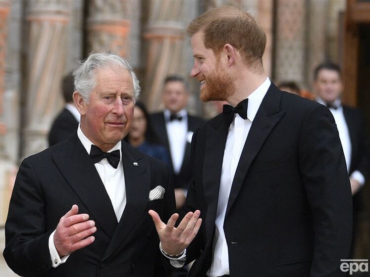 Королю Великобританії Чарльзу III подобалося жартувати, що не він є справжнім батьком принца Гаррі – ЗМІ