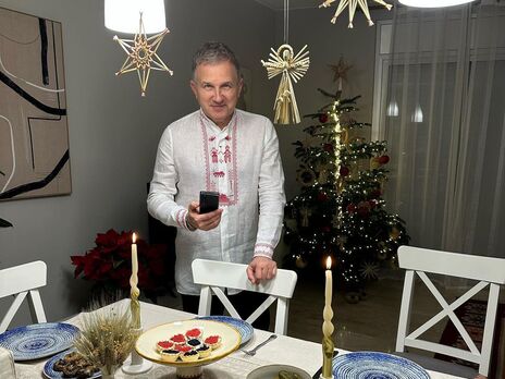 Горбунов надел на Рождество белую вышиванку с красной вышивкой от украинского бренда Indposhiv