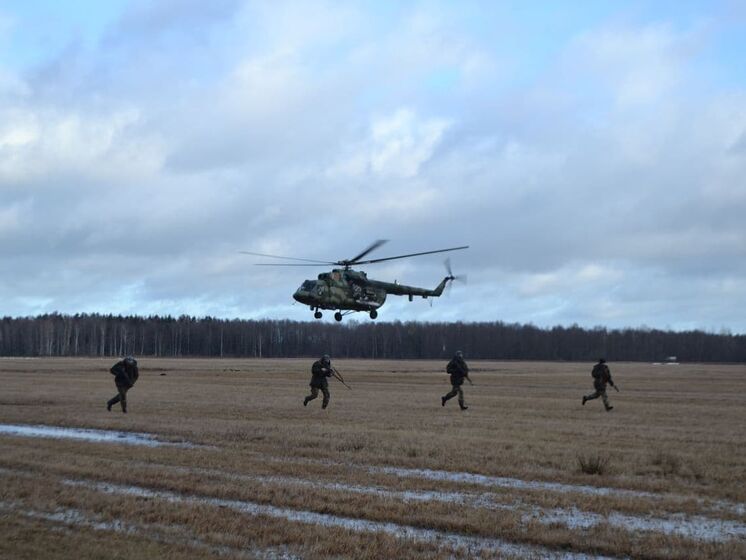 До Білорусі прибуло дев'ять військових гелікоптерів із РФ. Міноборони країни анонсувало спільне "льотно-тактичне навчання"