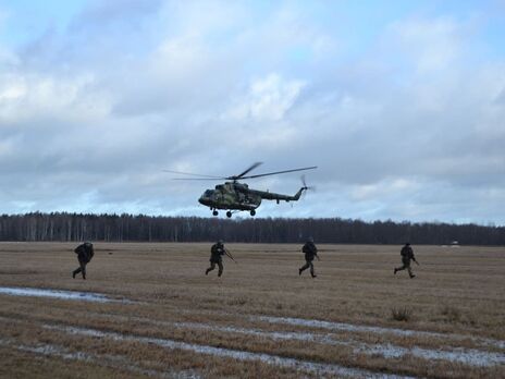До Білорусі прибуло дев'ять військових гелікоптерів із РФ. Міноборони країни анонсувало спільне 