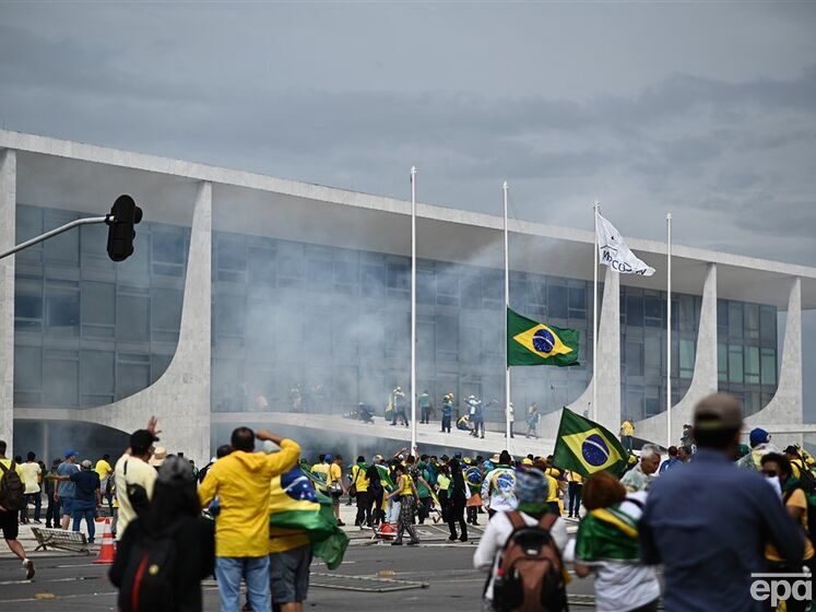 Сторонники Болсонару взяли штурмом правительственные здания в Бразилии, ворвались в Конгресс