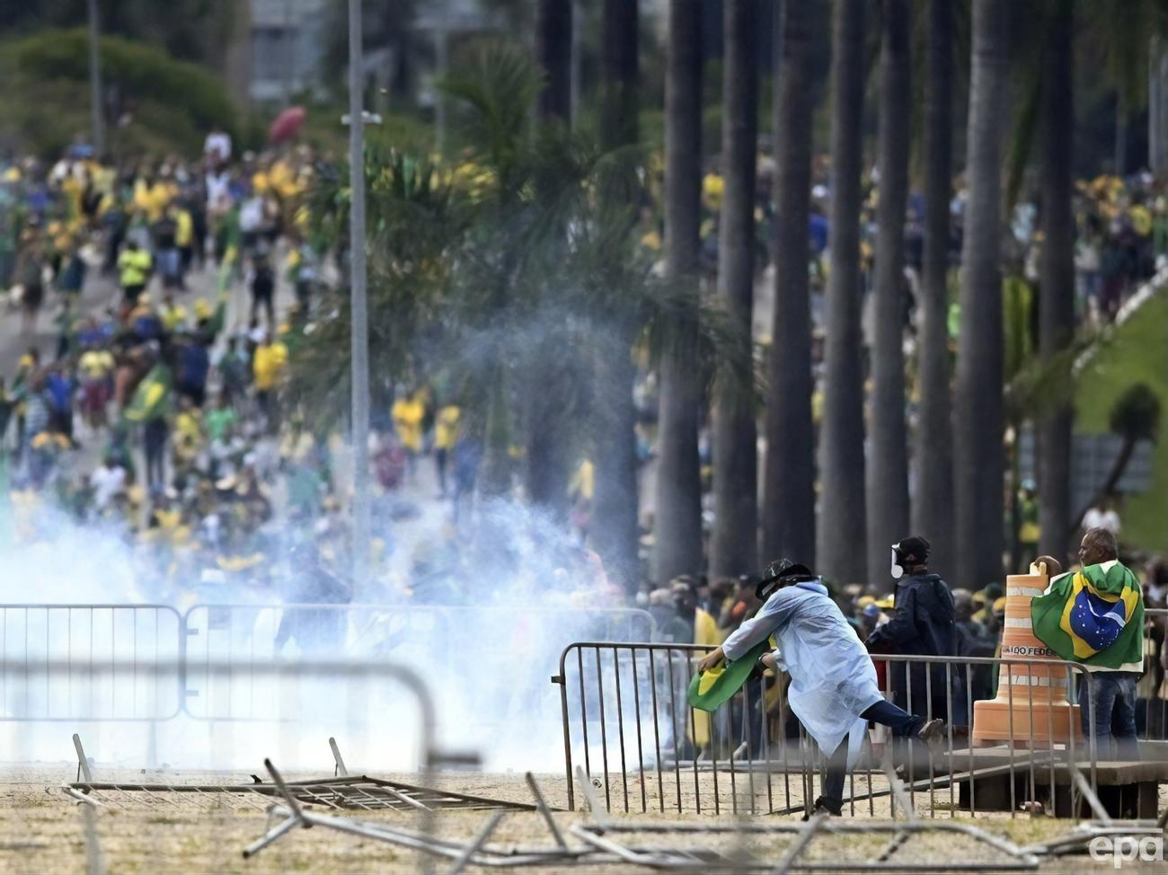 В Бразилии сторонники Болсонару, проигравшего выборы, ворвались в правительственные здания. Фоторепортаж