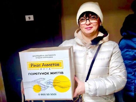 Фонд Рината Ахметова передал гигиенические наборы для мариупольцев в Киеве