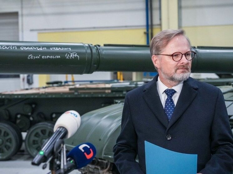 Чехія надішле Україні танки, прем'єр залишив послання для військових на одному з них