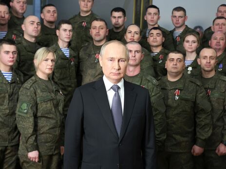 Путін записав новорічне звернення на тлі групи людей у військовій формі. Аналітики звернули увагу на стан політика й на те, що він кашляв