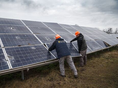 ДТЕК Ахметова відновлює роботу сонячної електростанції у звільненій Херсонській області