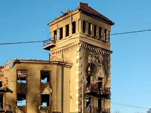 Оккупанты снесли в Мариуполе исторический "Дом с часами" – советник мэра
