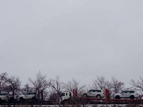 В сети появилось видео, как оккупанты везут на Донбасс автомобили ОБСЕ. В организации отрицают свое присутствие в регионе