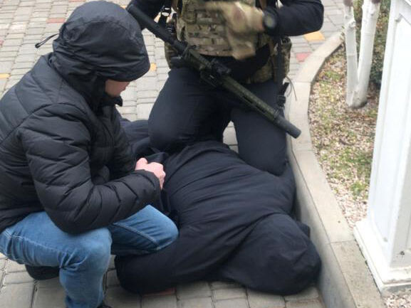 В Одессе во время задержания за коррупцию мужчина выпрыгнул от силовиков в окно – прокуратура