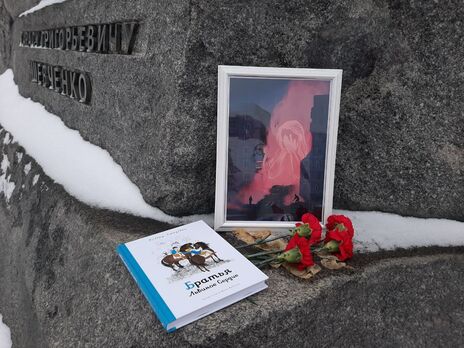 Росіяни несуть квіти до українських пам'ятників у своїх містах