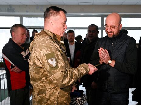 Мішель (праворуч): Ми працюємо над тим, щоб давати все більше боєприпасів, більше систем озброєння Україні