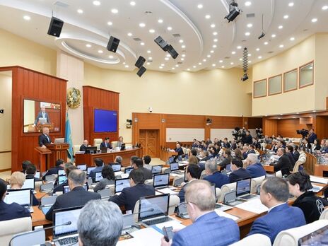 В парламенте Казахстана хотят лишить депутата мандата за поддержку РФ