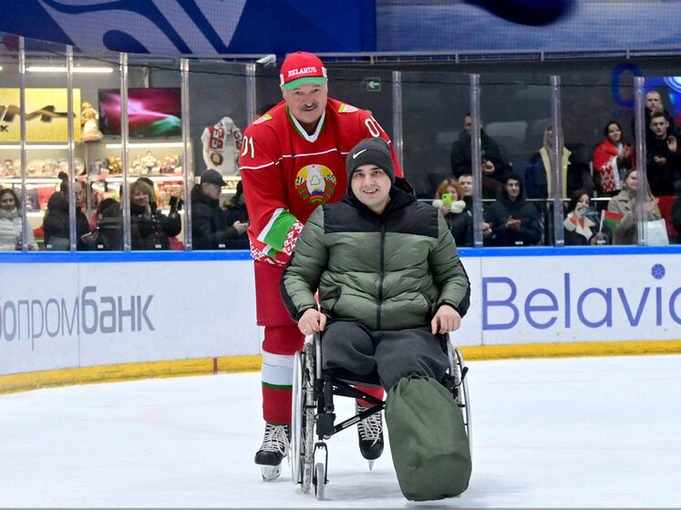 Лукашенко покатав бойовика "ДНР", який підірвався на міні, в інвалідному візку на льодовій арені. Відео