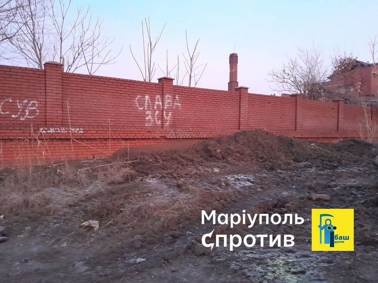 На казармі росіян у Маріуполі з'явився напис "Слава ЗСУ" – радник мера