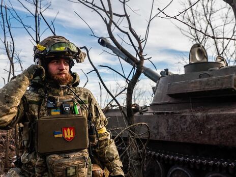 Українські військові відбивають атаки загарбників на сході країни