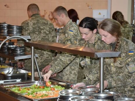 Услуга стоимостью 145,8 грн включает комплект продуктов для полноценного питания одного военнослужащего в сутки и доставку по всей территории Украины, в частности и в зону боевых действий