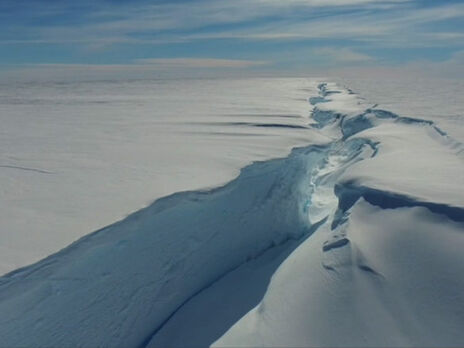Айсберг відколовся через поширення тріщин на льодовику
