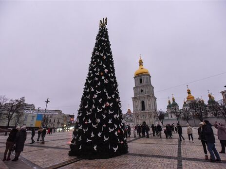 Прикраси з головної ялинки України продали із благодійною метою