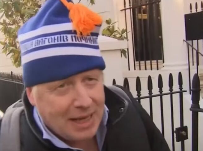 Джонсон прогулявся Лондоном у шапці з написом 