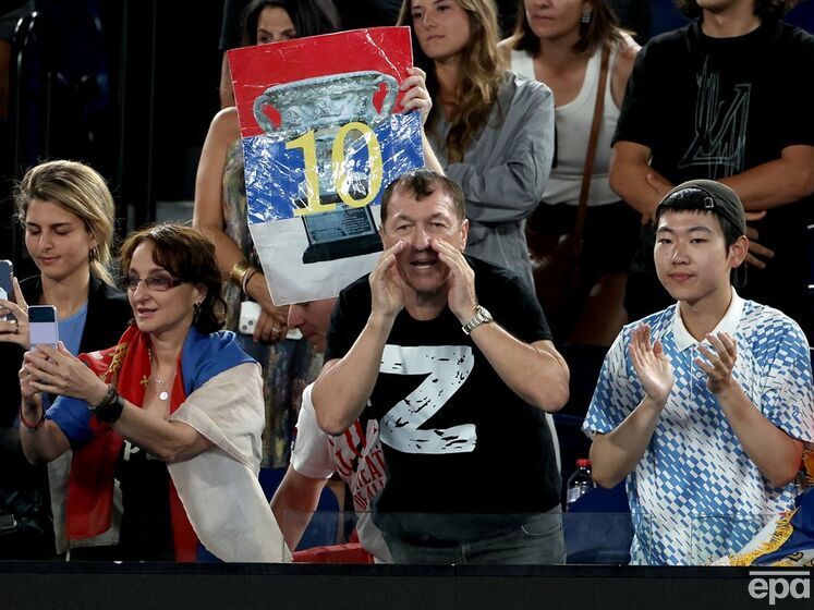 На матч Джоковича на Australian Open пришел фанат в футболке с Z, а у стадиона развернули флаги РФ, "ДНР" и с изображением Путина
