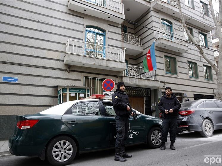 В Иране мужчина открыл стрельбу в посольстве Азербайджана, есть погибший и раненые. Видео