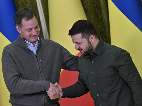 Зеленский (справа) поблагодарил де Кроо за решение правительства Бельгии "значительно увеличить оборонную поддержку Украины"