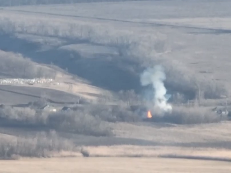 Українські прикордонники показали знищення російського складу з боєприпасами. Відео