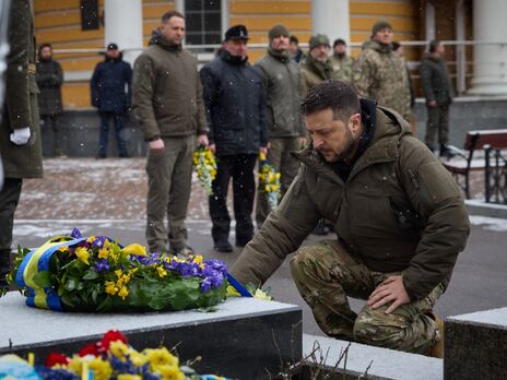 Зеленский отметил, что, чествуя память героев Крут, "мы помним свою историю, гордимся, благодарим и поддерживаем украинскую армию и вместе приближаем победу"