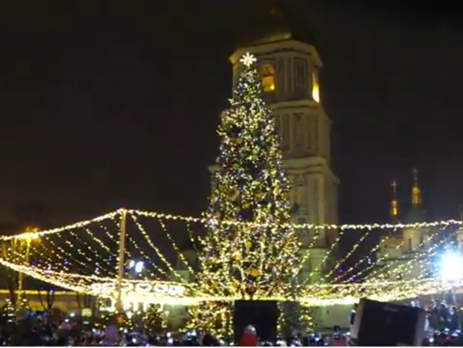 В Киеве зажгли новогоднюю елку. Видео