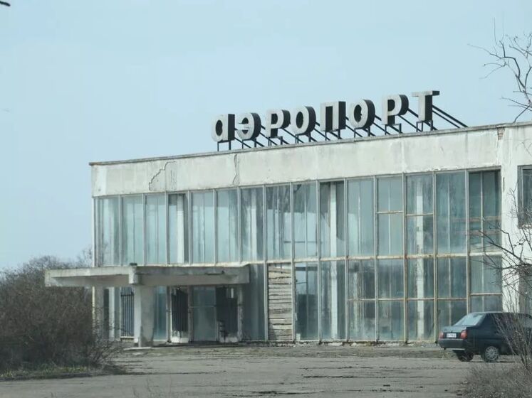 Россияне выстроили 15 км укреплений вокруг аэропорта оккупированного Бердянска. Спутниковые снимки